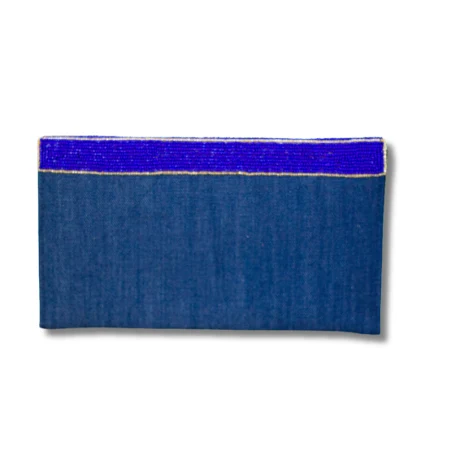 Pochette semi-perlée bleu et rouge  –  broderie perles, fait main en Haïti