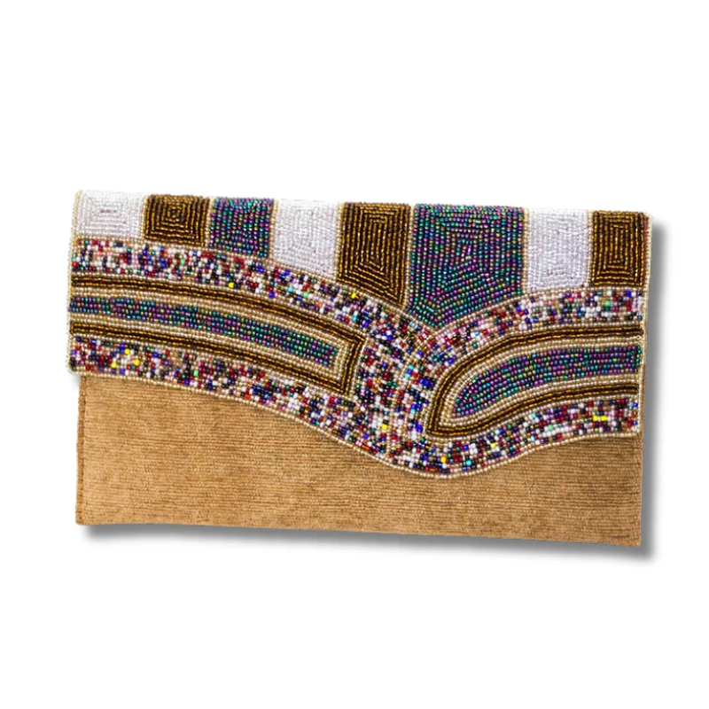 Pochette semi-perlée marron  –  broderie perles, fait main en Haïti
