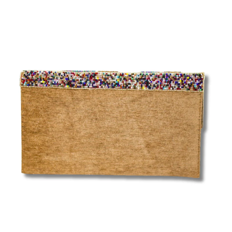 Pochette semi-perlée marron  –  broderie perles, fait main en Haïti