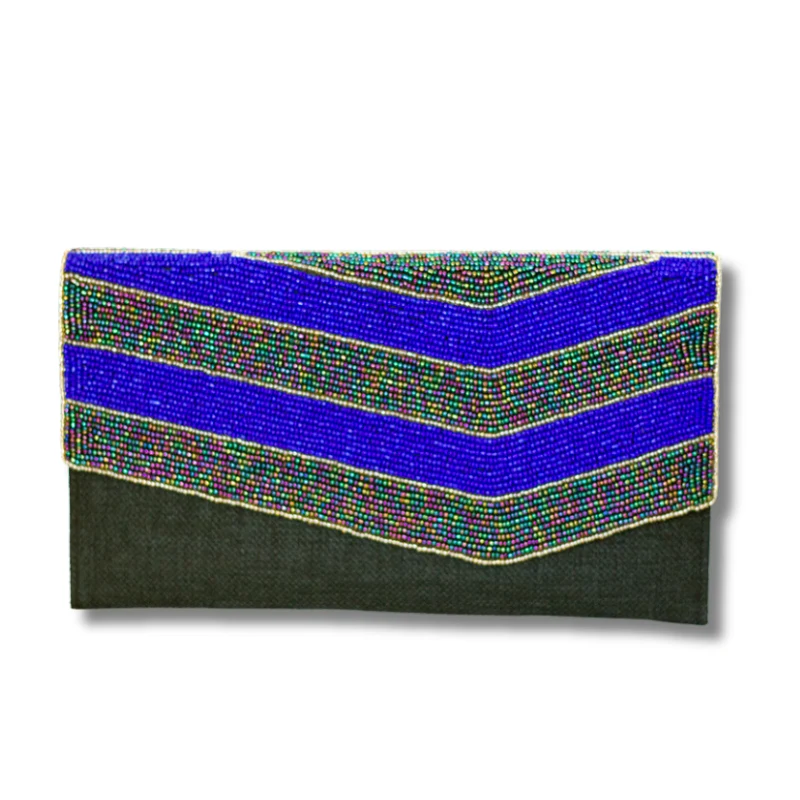 Pochette semi-perlée bleue  –  broderie perles, fait main en Haïti