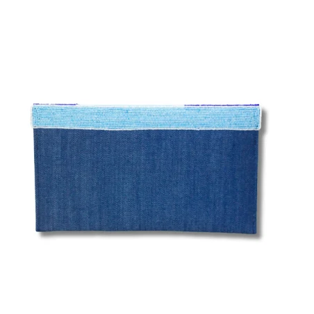 Pochette semi-perlée bleue  –  broderie perles, fait main en Haïti