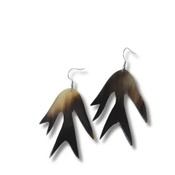 Boucles d'oreilles pendantes  en corne -artisanat haïtien