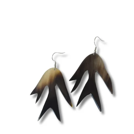 Boucles d'oreilles pendantes  en corne -artisanat haïtien