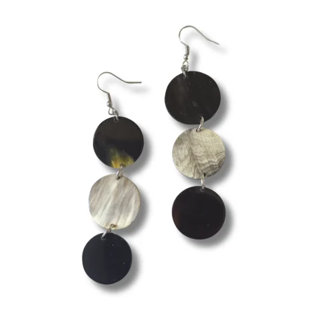 Boucles d'oreilles pendantes  en corne -artisanat haïtien