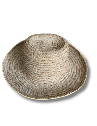 Chapeau de paille tressé à la main à Cayes-Jacmel, Haïti