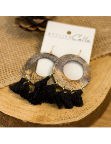 Boucles d'oreilles créoles en corne recyclée & pompons noirs — artisanat haïtien