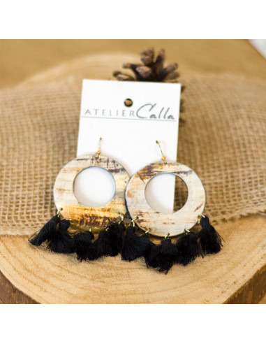 Boucles d'oreilles créoles en corne brune & pompons noirs — artisanat haïtien