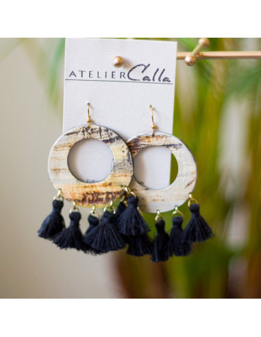 Boucles d'oreilles créoles en corne brune & pompons noirs — artisanat haïtien