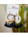 Boucles d'oreilles créoles en corne brune & pompons noirs — artisanat haïtien