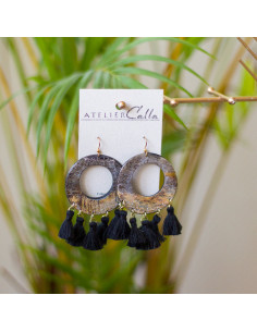 Boucles d'oreilles créoles en corne recyclée & pompons noirs — artisanat haïtien