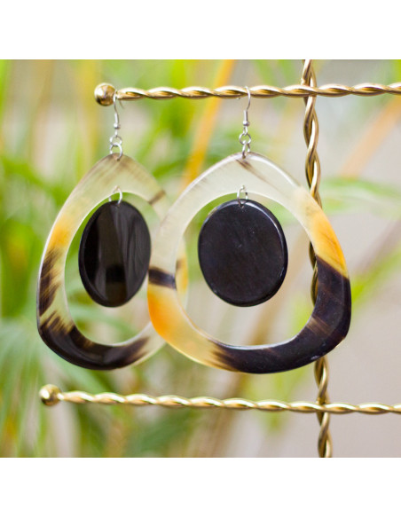 Boucles d'oreilles "Timouyaj" en corne naturelle recyclée – Artisanat haïtien