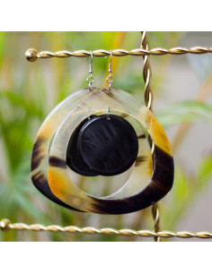 Boucles d'oreilles "Timouyaj" en corne naturelle recyclée – Artisanat haïtien