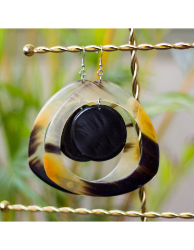 Boucles d'oreilles "Timouyaj" en corne naturelle recyclée – Artisanat haïtien