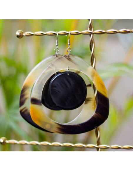 Boucles d'oreilles "Timouyaj" en corne naturelle recyclée – Artisanat haïtien