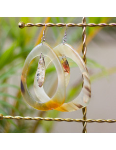Boucles d'oreilles "Lakansyèl" en corne naturelle recyclée – Artisanat haïtien
