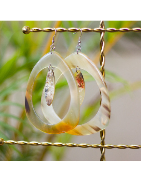 Boucles d'oreilles "Lakansyèl" en corne naturelle recyclée – Artisanat haïtien