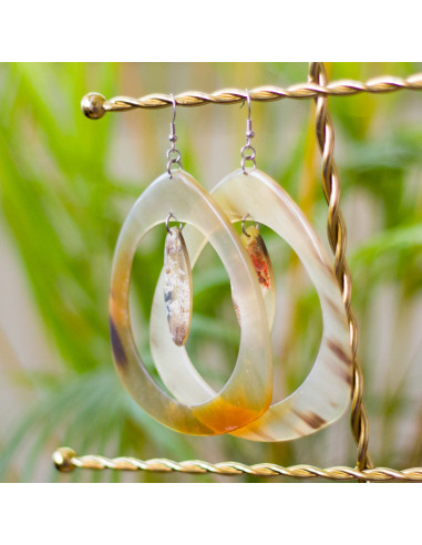 Boucles d'oreilles "Lakansyèl" en corne naturelle recyclée – Artisanat haïtien