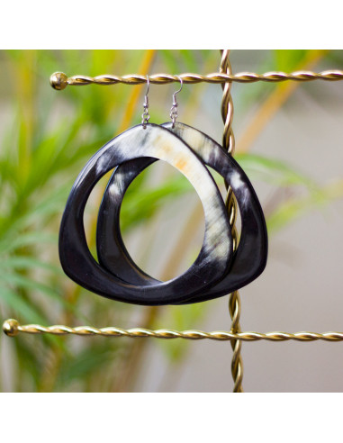 Grandes boucles d'oreilles noires en corne-artisanat haïtien