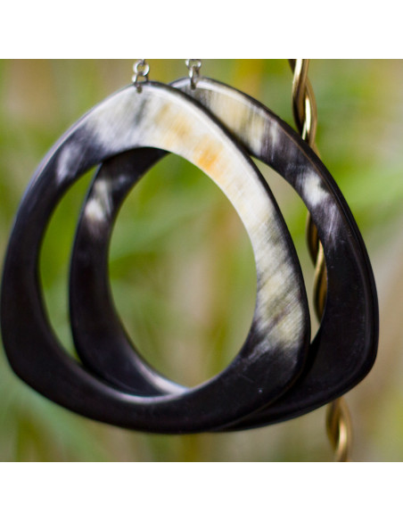 Grandes boucles d'oreilles noires en corne-artisanat haïtien