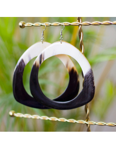 Grandes boucles d'oreilles  en corne-fabriquées en Haïti