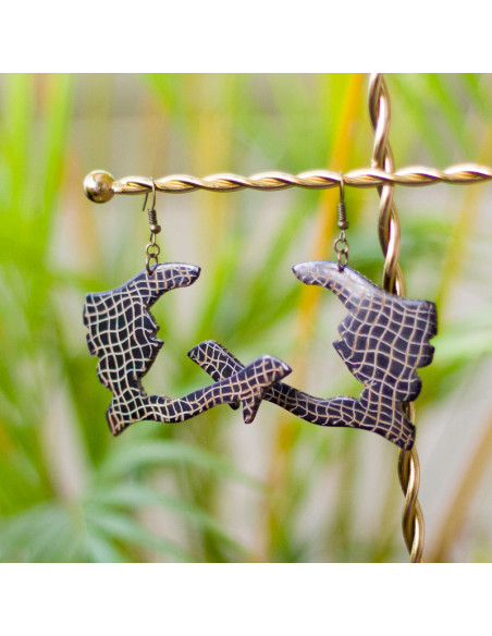 Boucles d'oreilles carte d'Ayiti en corne - fait main en Haïti