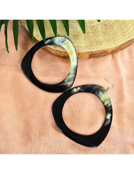Grandes boucles d'oreilles noires en corne-artisanat haïtien