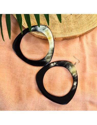 Grandes boucles d'oreilles noires en corne-artisanat haïtien