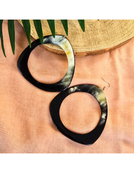 Grandes boucles d'oreilles noires en corne-artisanat haïtien