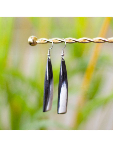 Boucles d’oreilles en corne noire | Artisanat haïtien – Ayizana