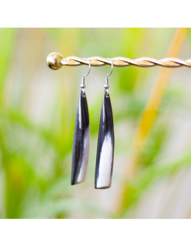 Boucles d’oreilles en corne noire | Artisanat haïtien – Ayizana